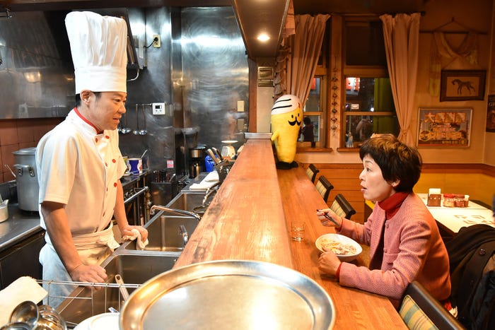 阿部サダヲ、小林聡美/「anone」第1話より(C)日本テレビ