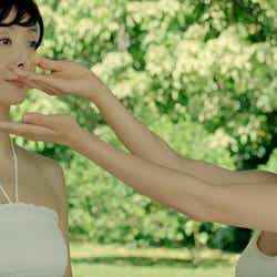 草刈民代、長谷川潤/新CM「フラと大豆」篇