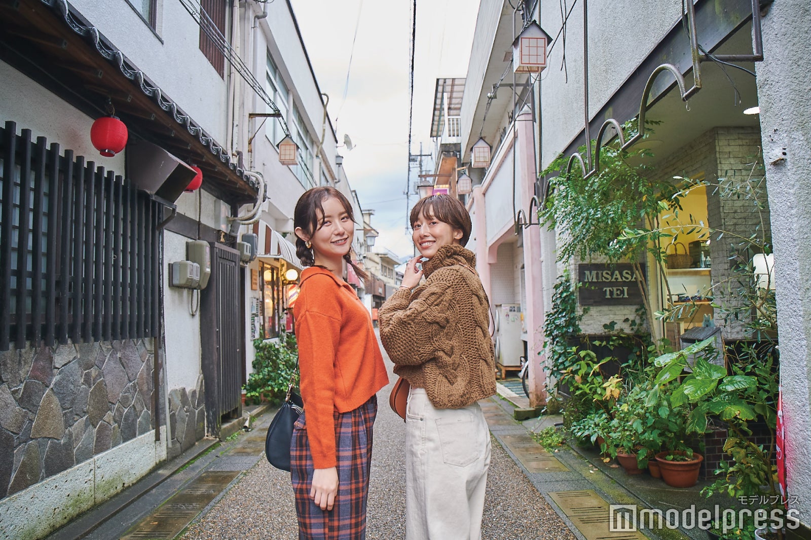 昭和レトロな街並みが広がる温泉街（C）モデルプレス