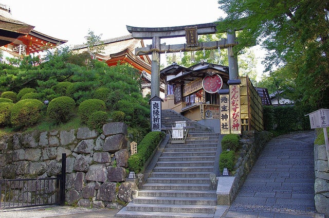 恋愛成就で有名な「地主神社」／photo by INABA Tomoaki