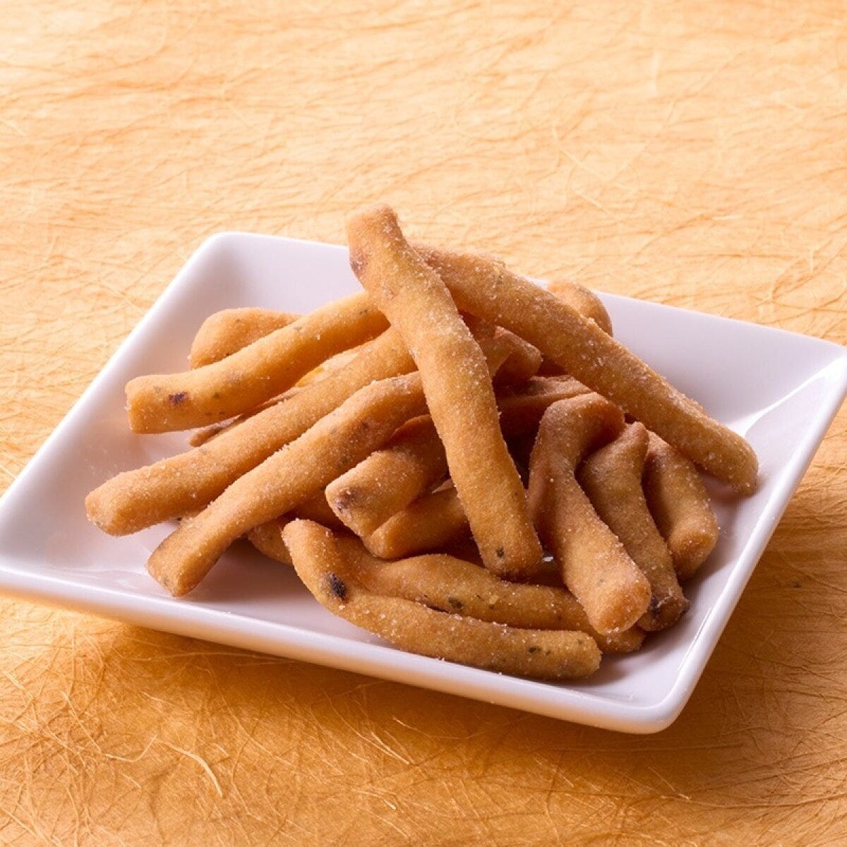 白い四角い皿に盛られた細長いポテトスティック 白い四角い皿に盛られた細長いポテトスティック