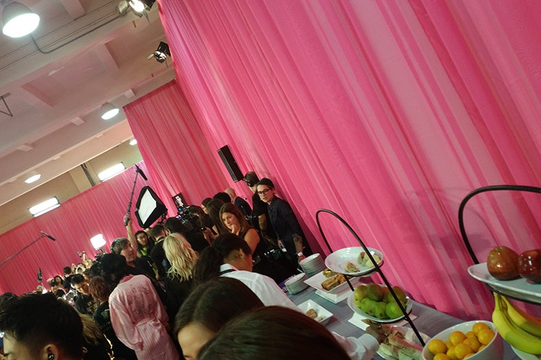 「Victoria’s Secret Fashion Show 2015」の舞台裏／撮影モデルプレス