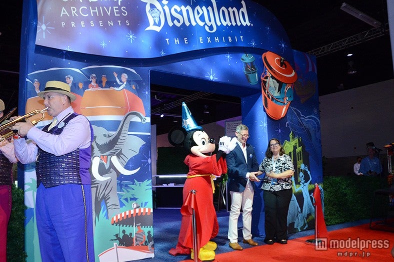 レセプションにてテープカットを実施