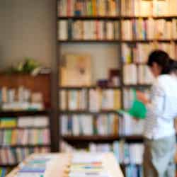 ジャンルやトレンドを問わない、オーナーセレクトのこだわりの本がたくさん/提供画像