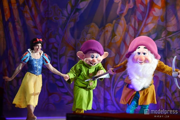「ディズニー・オン・アイス」白雪姫、ドーピー、スリーピー