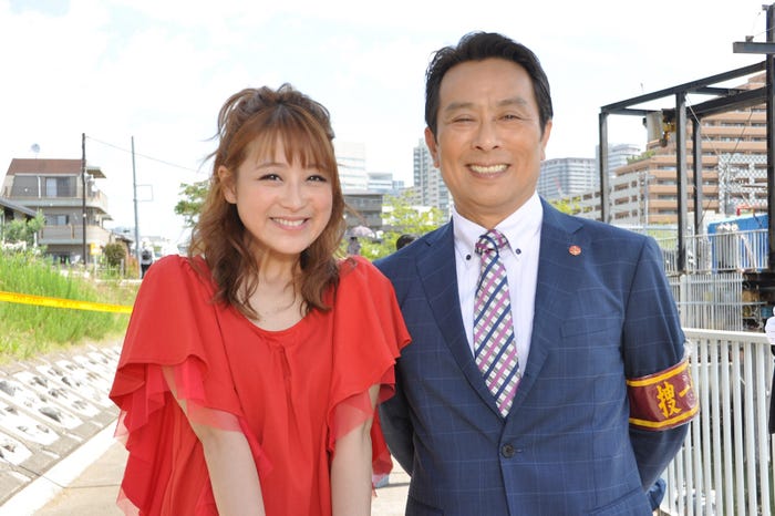 鈴木奈々、金田明夫 (C)テレビ朝日