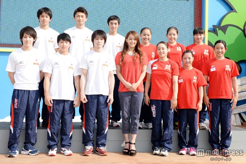 （前列左から）加藤凌平、野々村笙吾、内村航平、田中理恵、笹田夏実、寺本明日香、井上和佳奈、（後列左から）田中祐典、亀山耕平、白井健三、村上茉愛、美濃部ゆう、平岩優奈