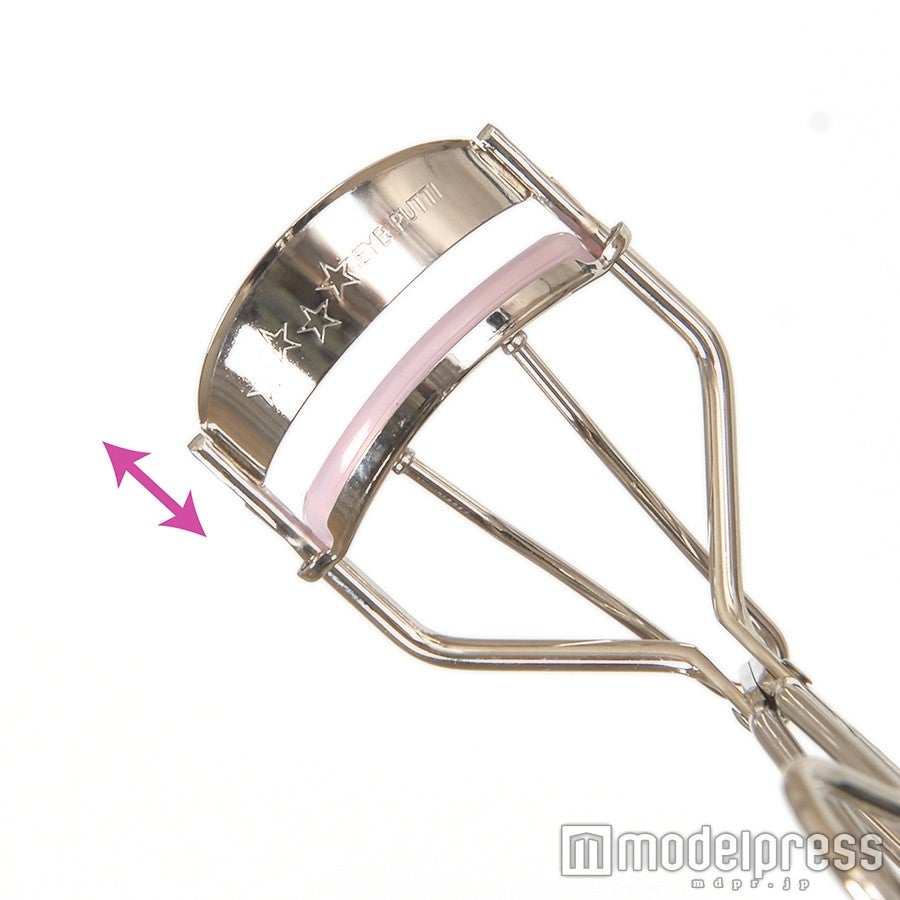 まぶたのお肉を押し上げるための高さがある上部プレート（C）モデルプレス