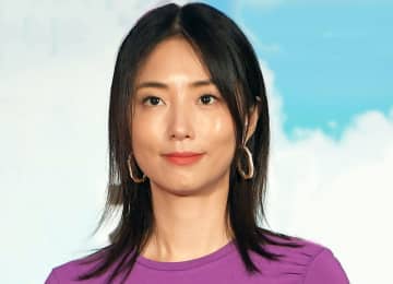 MEGUMI、世界的巨匠から金言＆2ショ ベージュのリブニット姿に「美しすぎ♥」「かっこよ」「超人」シンプル装いの圧倒オーラ