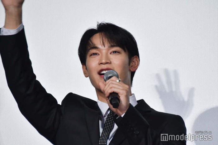 「ハイサーイ」と挨拶する與那城奨 (C)モデルプレス