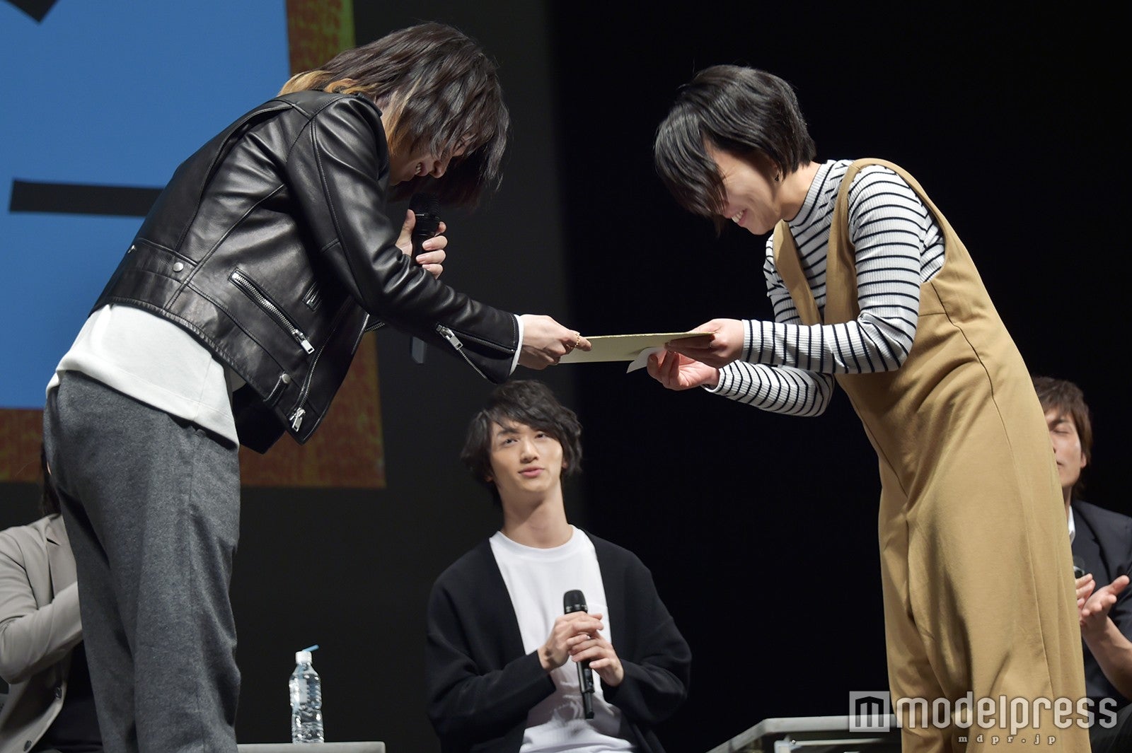 ファンに色紙を手渡す小越勇輝（C）モデルプレス