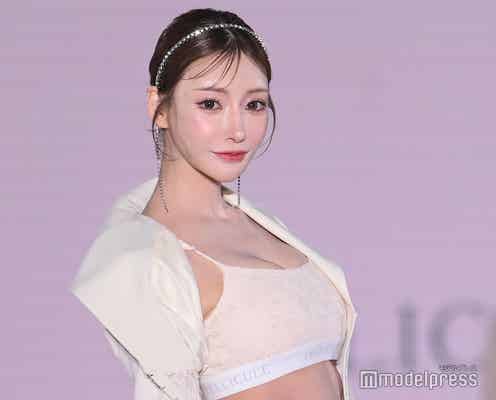 明日花キララ、ほっそりウエスト&美バスト際立つ“純欲”コーデで会場魅了