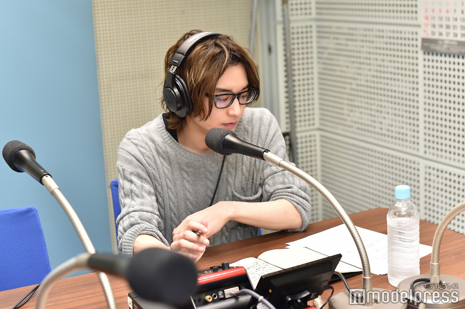 手元にはびっしりとメモが書かれたノートも／松岡広大 （C）モデルプレス