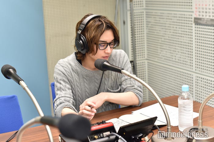 手元にはびっしりとメモが書かれたノートも/松岡広大 (C)モデルプレス