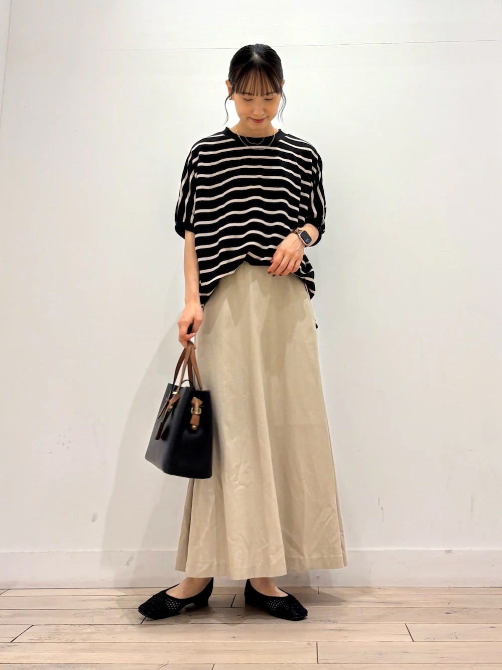 ベージュのロングスカートには、黒を合わせて秋っぽく 出典:WEAR