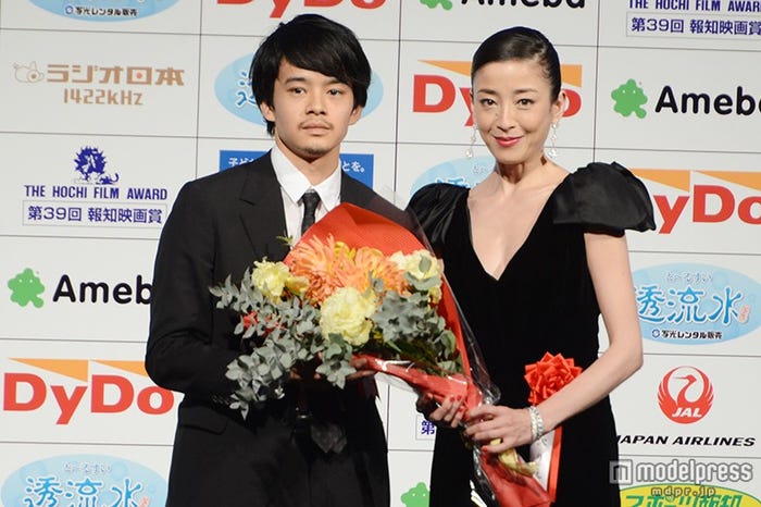 「第39回報知映画賞」授賞式に出席した（左から）池松壮亮、宮沢りえ【モデルプレス】