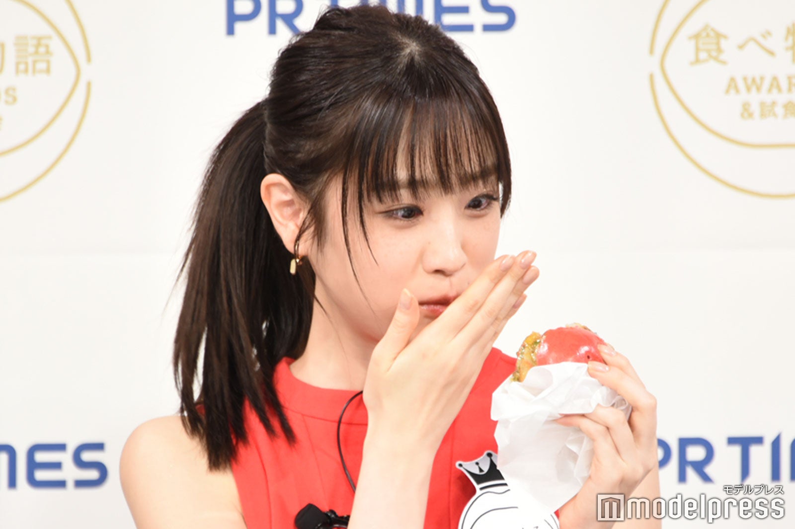 美味しさに目を丸くする高橋ひかる（C）モデルプレス