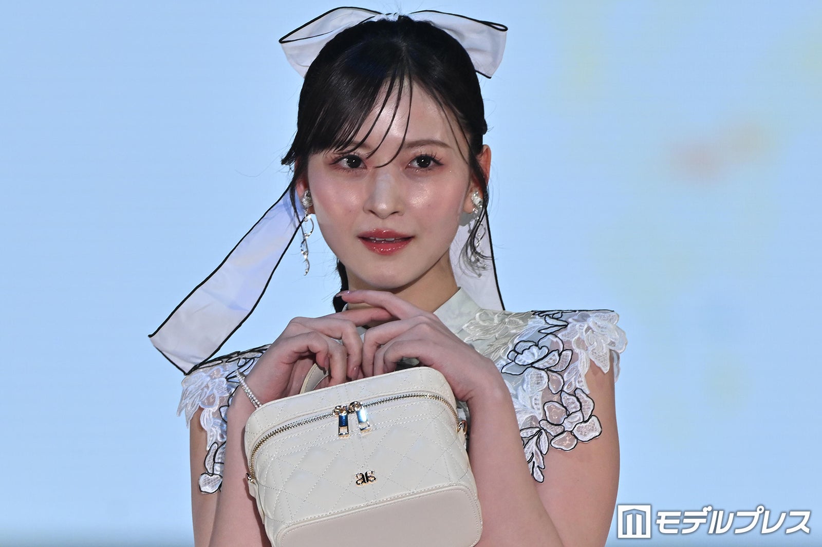乃木坂46金川紗耶、ノースリワンピから美肌輝く トップでの投げキスに観客悶絶【ガルアワ2026SS】