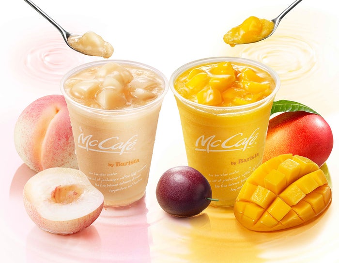マックカフェ、ごろっと果肉入り「桃のスムージー」「マンゴー＆パッションフルーツスムージー」登場／画像提供：日本マクドナルド株式会社