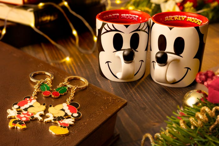 キーチェーンセット 1,600円、マグカップ 各2,200円(C)Disney