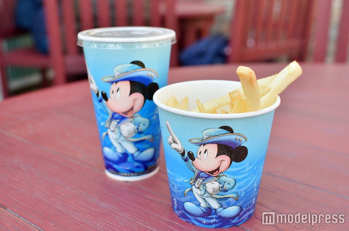 セットのフレンチフライポテトとドリンクカップも15周年!/「ケープコッド・クックオフ」(C)モデルプレス