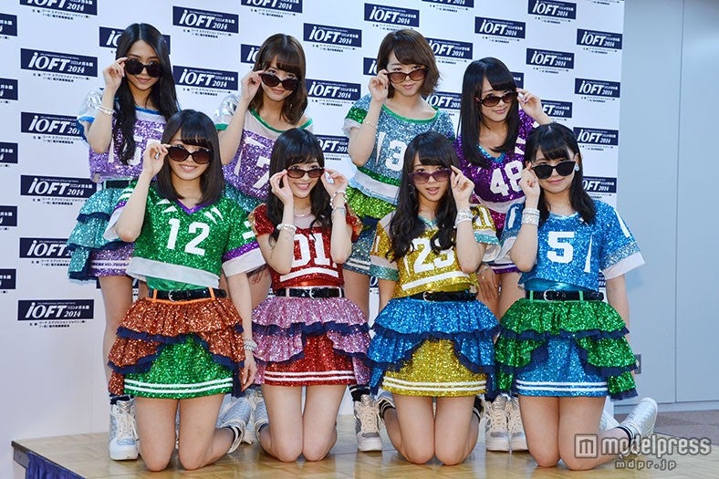 「AKB48 サングラス選抜」／（後列左から）田野優花、加藤玲奈、峯岸みなみ、向井地美音（前列左から）横山由依、渡辺麻友、木崎ゆりあ、小嶋真子