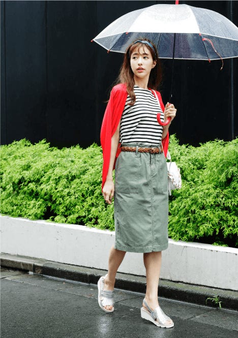 ボーダータンクトップ¥4,900/SPIRALGIRL 赤ニットカーディガン¥4,900/EDDY GRACE カーキペンシルスカート¥3,990/SEVENDAYS=SUNDAY(SEVENDAYS=SUNDAY 新宿店) 頭に巻いたバンダナスカーフ¥2,750/SMIR NASLI キルティングショルダーバッグ¥11,500、シルバーサンダル¥13,000/ともにダイアナ(ダイアナ 銀座本店)(C)TOPLOG