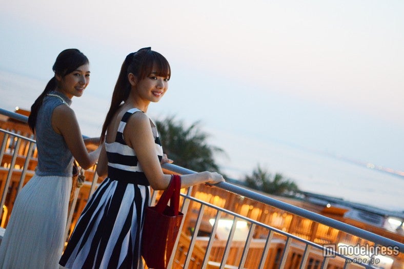 水族館内から見えるサンセット／モデル：小林さり、岡田紗佳