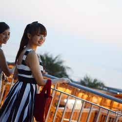 水族館内から見えるサンセット/モデル:小林さり、岡田紗佳