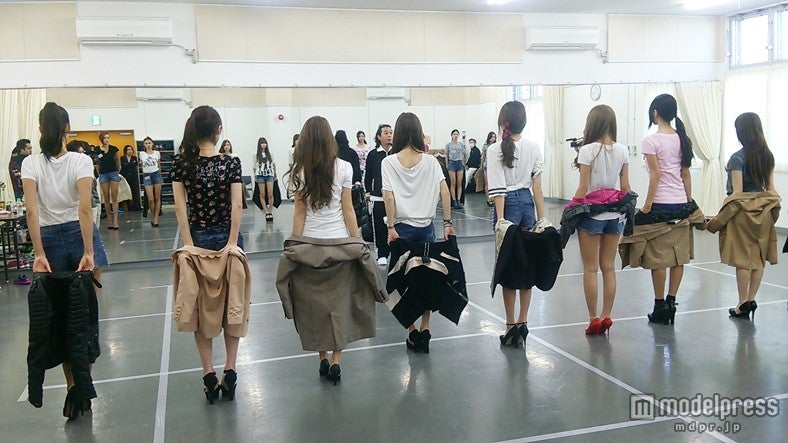 “ジャケット”を使ってのウォーキングレッスン／（C）Miss TGC 2014