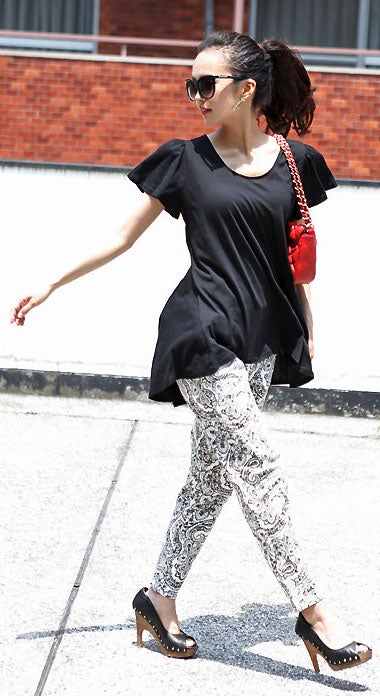 ゆったりストレッチペイズリーダマスク柄ツータッククロップドパンツ「coca」1,690円（税込）