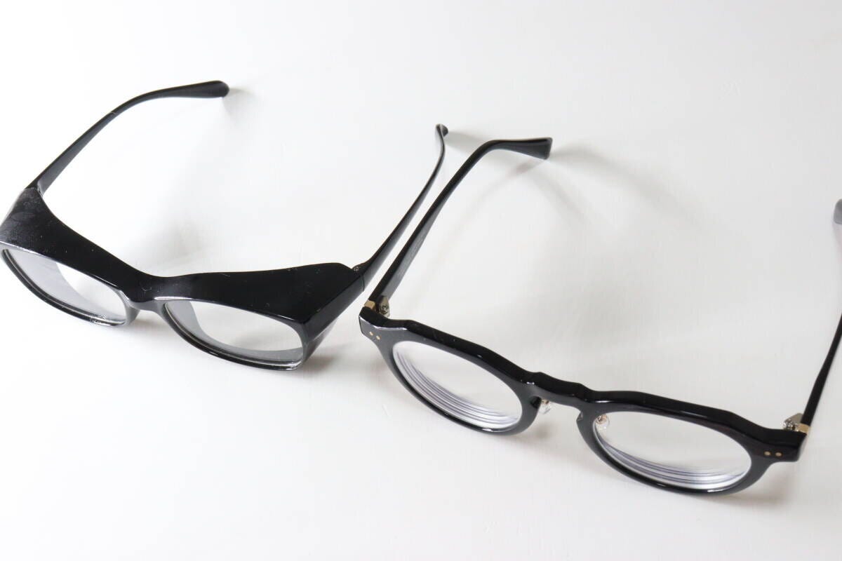 花粉メガネ（大人用、スクエア、ブラック）　普通のメガネとの比較