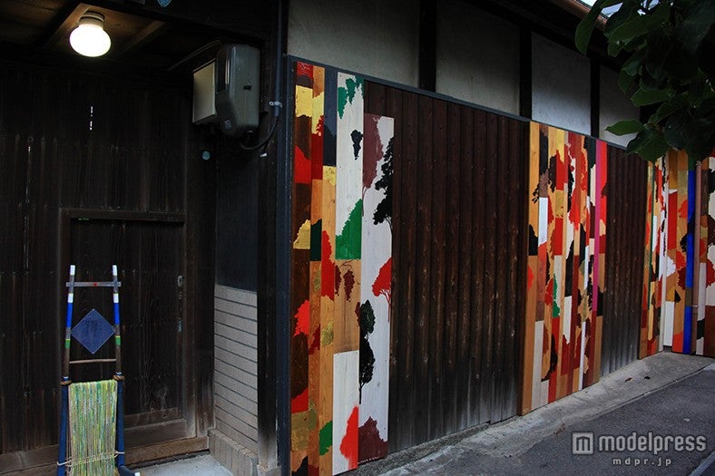 「男木島 路地壁画プロジェクト」のカラフルな壁画は島の景観の一部