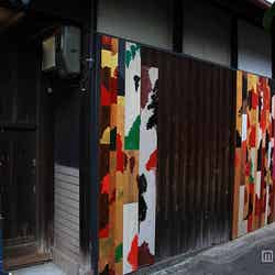 「男木島 路地壁画プロジェクト」のカラフルな壁画は島の景観の一部