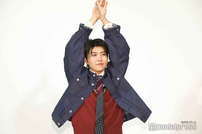記者からのリクエストに応えポーズをとる若井滉斗(C)モデルプレス