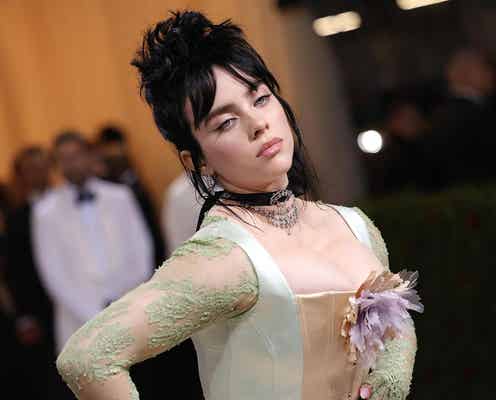 ビリー・アイリッシュ、背中を貫く新タトゥーの全貌を大胆公開