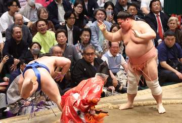 「やっぱり、マジシャン」 宇良の勝利ポーズにSNS沸く「ハンドパワー出しちまったな」「まさかの万歳でノータッチをアピール」 V争いに残り「熱いな！！」