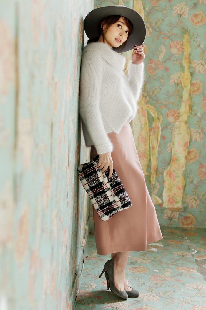 アンゴラオフタートルニット¥11,100/JILL by JILLSTUART、フロントクロスフレアパンツ¥19,000/スピック&スパン ノーブル(スピック&スパン ノーブルルミネ新宿店)、つば広ハット¥28,000/LANVIN en Bleu(ランバンオンブルー)、チェッククラッチバッグ¥5,900/ECLIN、スエードパンプス¥25,000/TSURU by Mariko Oikawa(C)TOPLOG