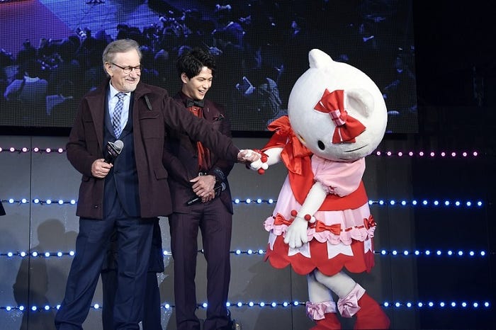 (左から)スティーブン・スピルバーグ監督、森崎ウィン、ハローキティ(提供写真)
