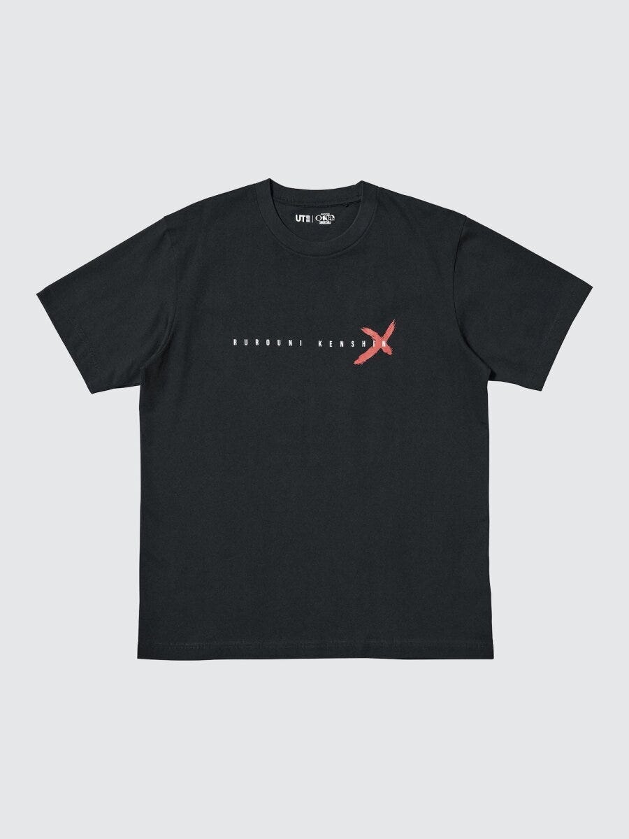 黒いTシャツに「るろうに剣心」のロゴと赤いXマークがデザインされている 黒いTシャツに「るろうに剣心」のロゴと赤いXマークがデザインされている