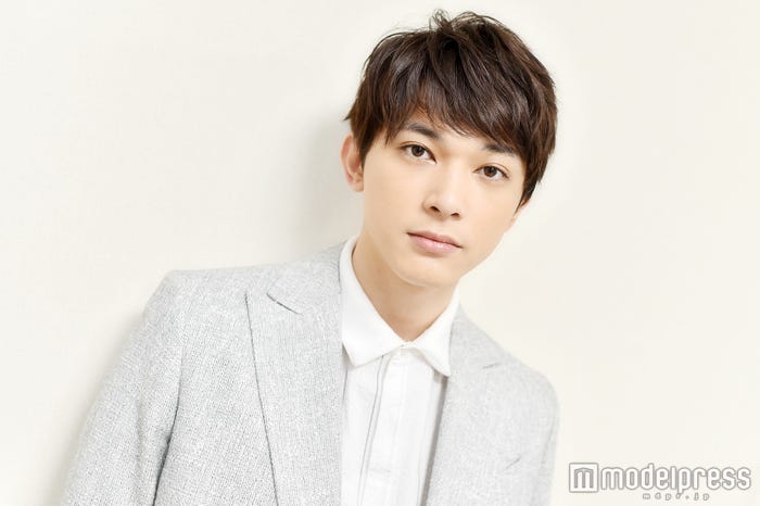 目線の動かし方、カバンの持ち方にも注目して(C)モデルプレス