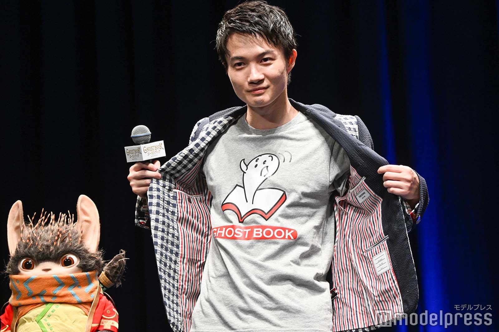 おばけTシャツを見せる神木隆之介 （C）モデルプレス