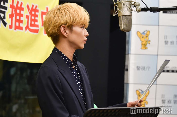 収録前に念入りにセリフを確認する佐藤大樹(C)モデルプレス