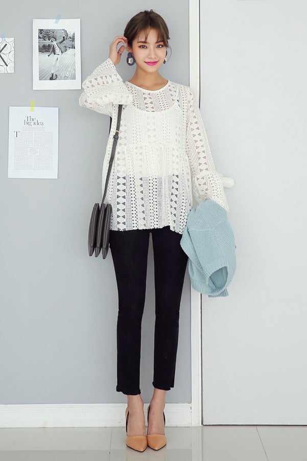 フレイドフレアヘムレースパターンブラウス「DHOLIC」4,968円 (税込)／画像提供：DHOLIC