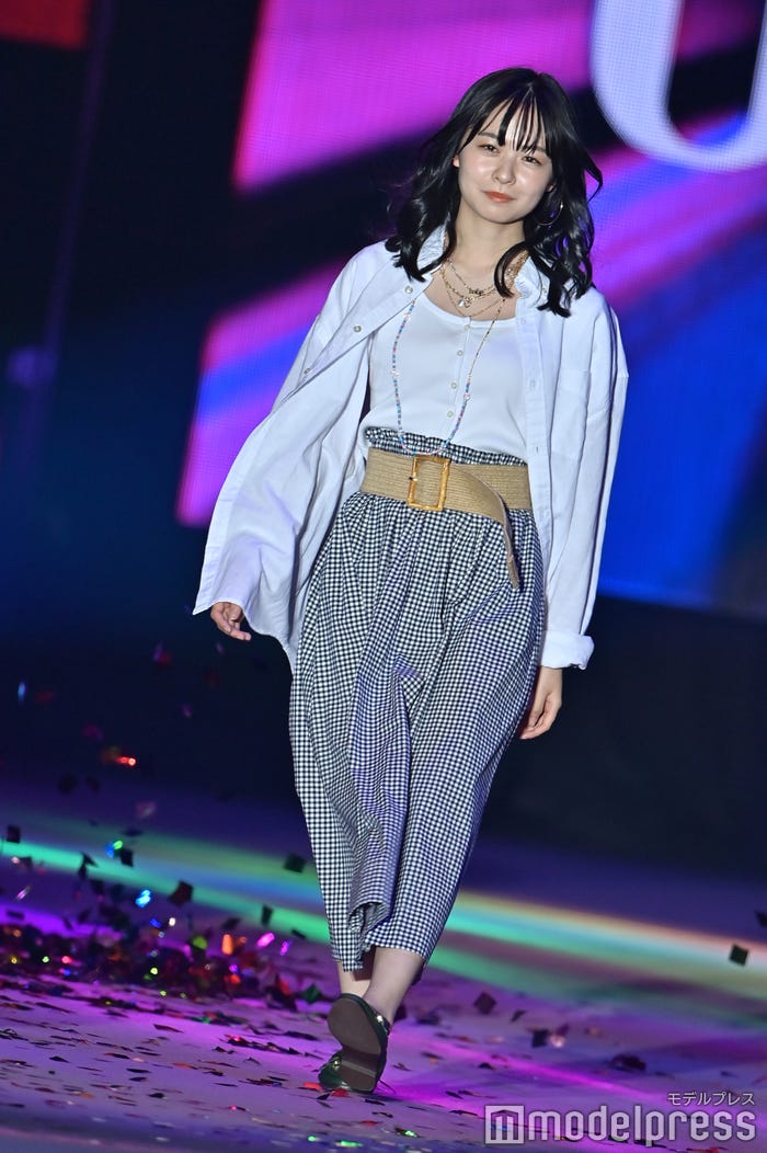 莉子 美デコルテ際立つ 涼しげモノトーンコーデで夏先取り Girlsaward 22 S S モデルプレス 莉子 美デコルテ際立つ 涼しげモノトーンコーデで夏先取り Girlsaward 22 S S モデルプレス