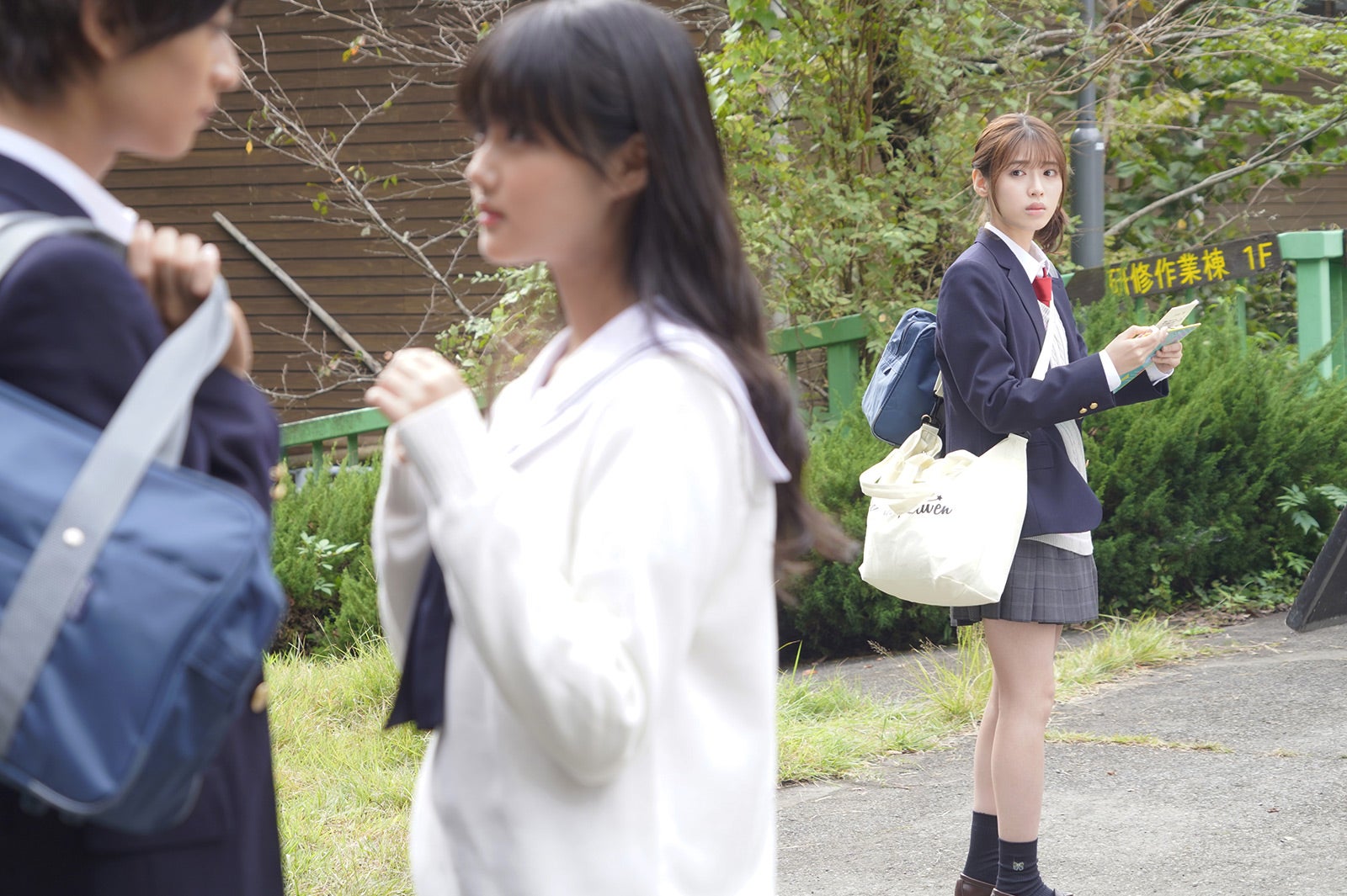 浮所飛貴、原菜乃華、白石聖（C）2021 紺野りさ・小学館／「胸が鳴るのは君のせい」製作委員会