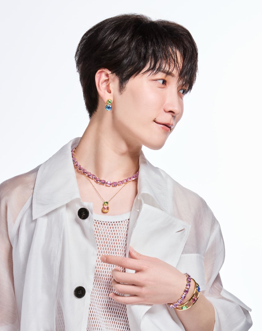 Snow Man渡辺翔太、スワロフスキー重ねづけの爽やかビジュアル公開
