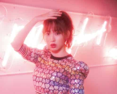 AKB48小嶋陽菜、太ももギリギリ美脚披露 “ピンクの世界”に登場