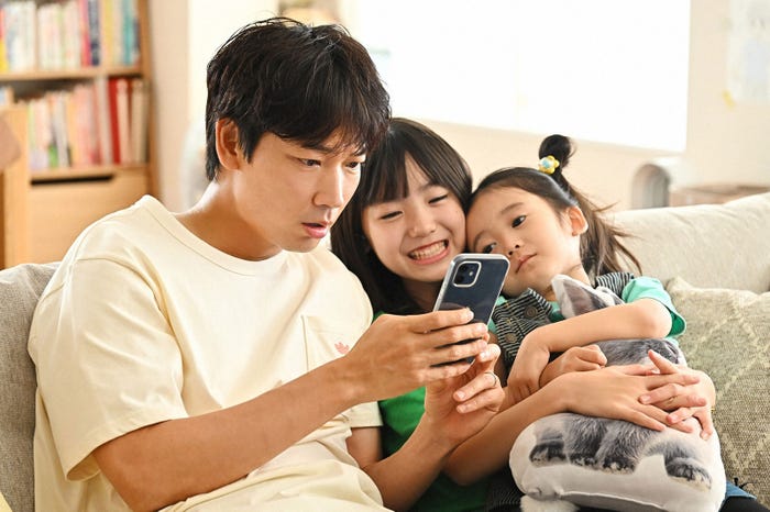 (左から)綾野剛、稲垣来泉、泉谷星奈/「オールドルーキー」第8話より(C)TBS