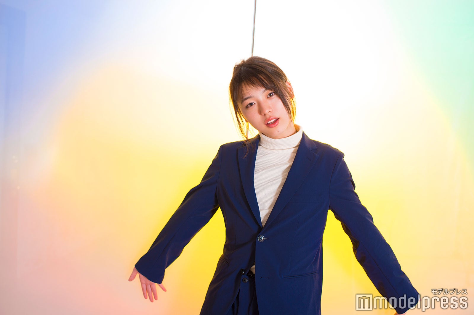 井手上漠／コンテストではSEKAI NO OWARIの「RAIN」を虹色の傘を持って歌った（C）モデルプレス